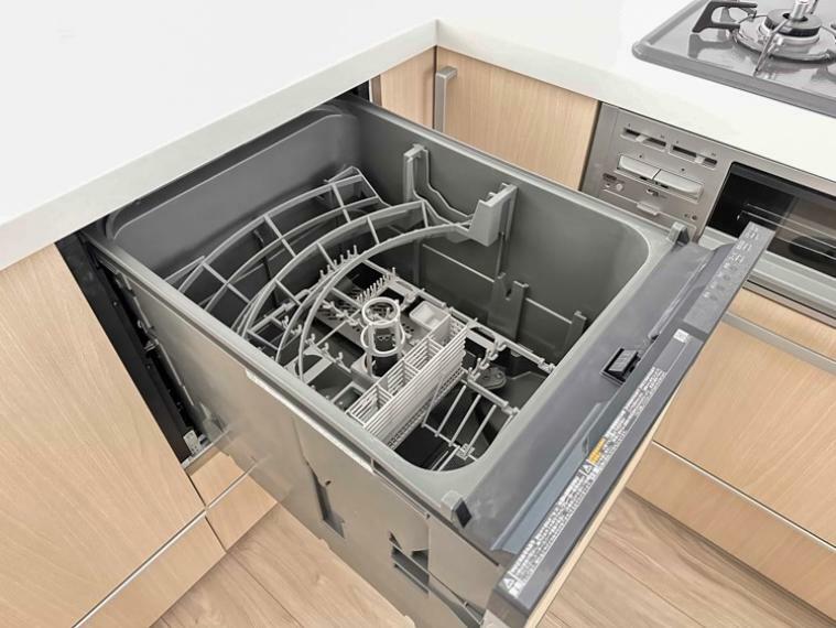 発電・温水設備 【ビルトイン食器洗乾燥機】食洗機は高温のお湯や高圧水流で汚れを効果的に落とし殺菌効果も期待できます。