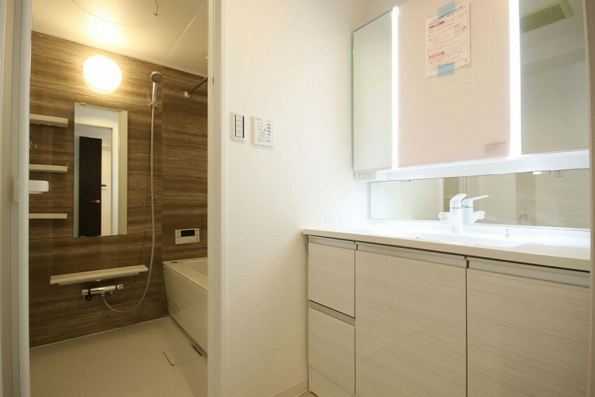 脱衣場 【Powder room-洗面所】脱衣所、洗面所は小さなプライベートスペース。歯磨き、洗顔と毎日施す個人空間。