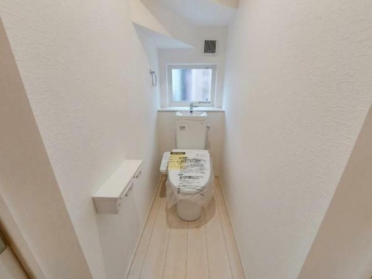 トイレ 1階にあるスッキリとした温水洗浄便座トイレです。お手入れやお掃除が簡単にできるシンプルなデザインです。