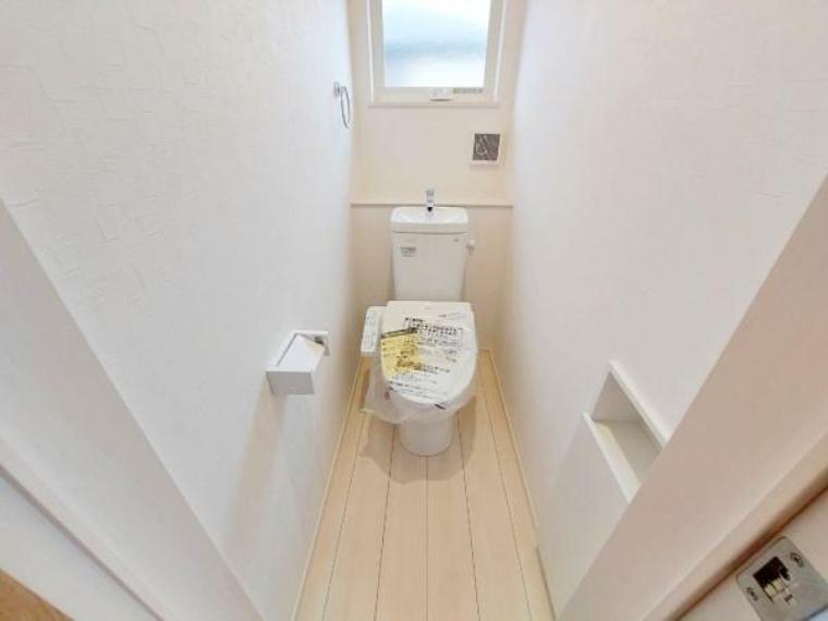 2階の小窓のある温水洗浄便座付トイレです