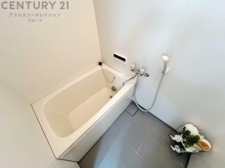 浴室 ユニットバスは省スペースでありながら、シンプルな設計と使いやすさを備え、簡便なメンテナンスが可能です。