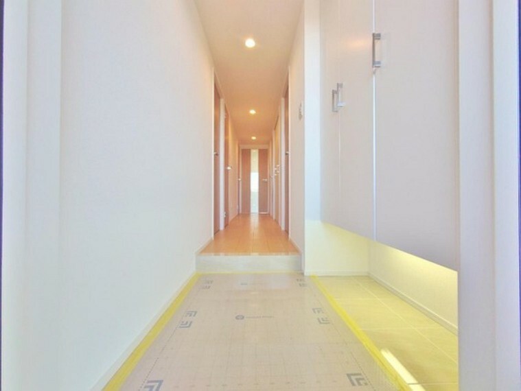 廊下等の共有スペースはダウンライトを設置、全体のアクセントとなるように致しました。光の届き方、スイッチの位置にも配慮し、暮らし易さを徹底的に見つめております。是非一度、ご自身の目でお確かめ下さい。