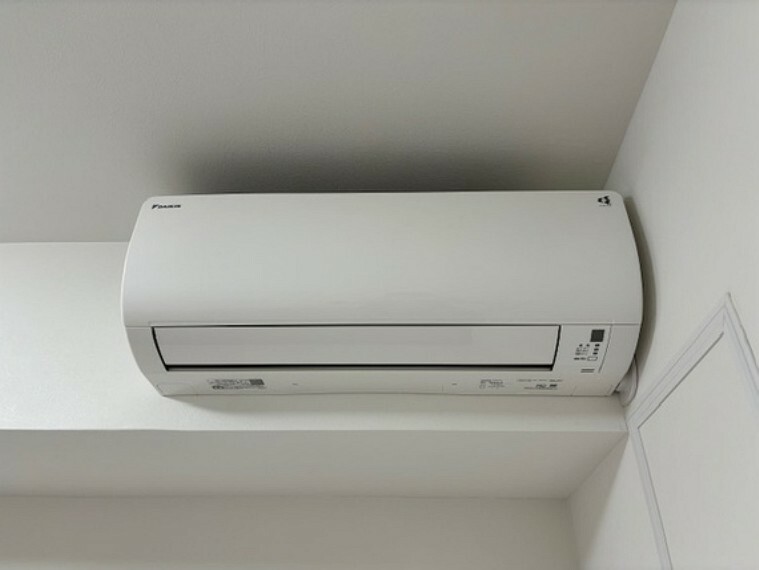 冷暖房・空調設備 リビングには新規エアコンが設置済み。お引越し後すぐに快適なお部屋での生活が可能です。