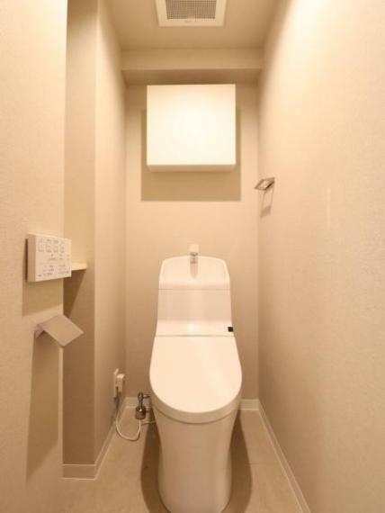 ストックに便利な収納棚つきのトイレ。