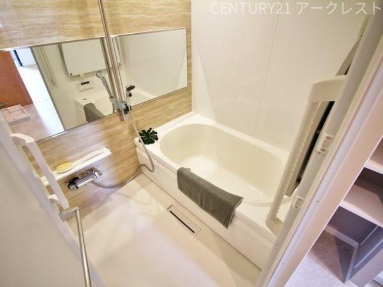 浴室 バスルームは浴室乾燥暖房機も付いてカビ対策もばっちり！洗濯物を干すこともできる乾燥機能付きで、雨の日のお洗濯物も安心です。追い焚き機能もついて、いつでも温かいお風呂に入れます！