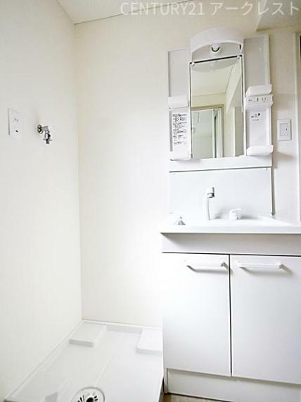 洗面化粧台 清潔感のあるすっきりとした洗面スペース