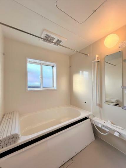 浴室 【リフォーム後/浴室】浴室はハウステック製の新品のユニットバスに交換しました。浴槽には滑り止めの凹凸があり、床は濡れた状態でも滑りにくい加工がされている安心設計です。
