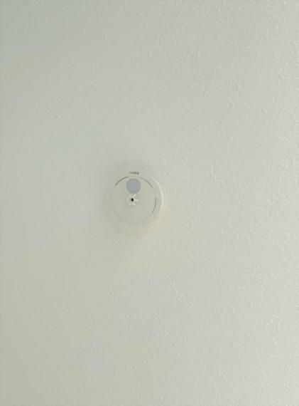 【リフォーム後写真】全居室に火災警報器を新設しました。キッチンには熱感知式、その他のお部屋や階段には煙感知式のものを設置し、万が一の火災も大事に至らないように備えます。電池寿命約10年です。
