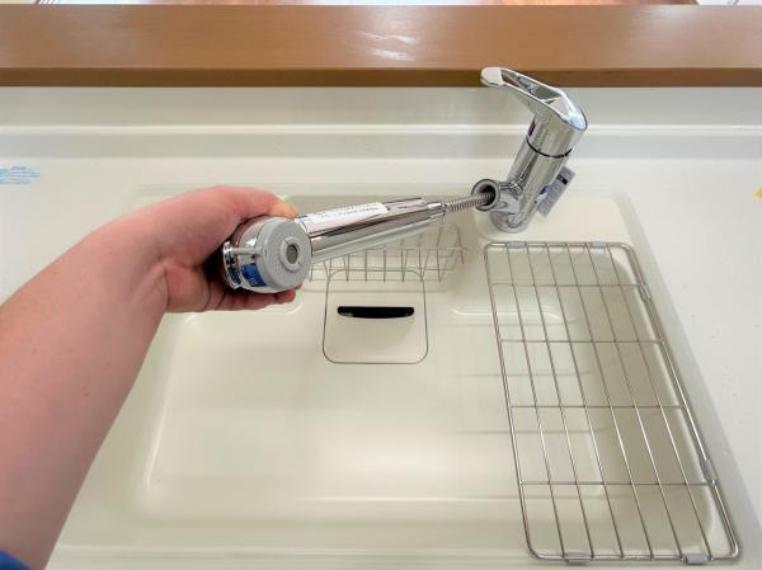 【リフォーム後写真】新品交換しましたキッチンの水栓金具はノズルが伸びてシンクのお手入れもラクラクです。水栓本体には浄水機能が内蔵されていて、おいしいお水をつくります。