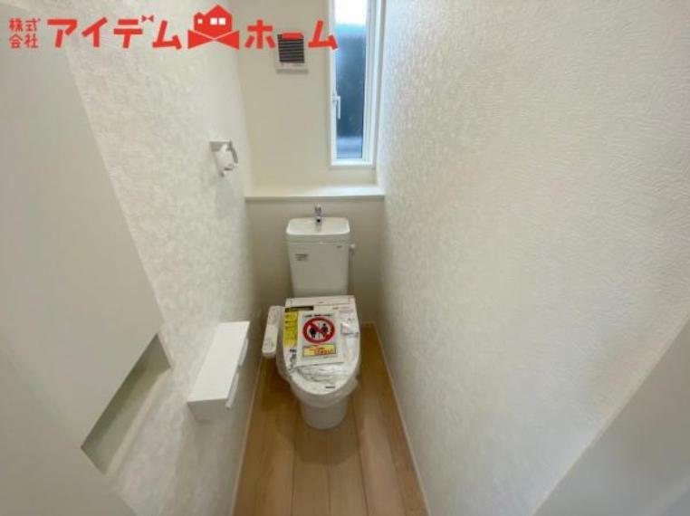 トイレ 2号棟 温水での洗浄機能がついておりますので、 清潔かつ衛生面も安心です。