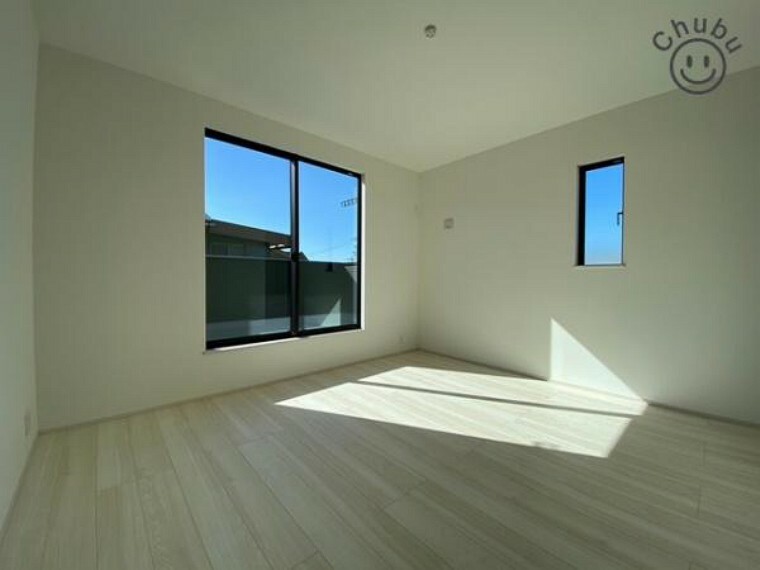 寝室 7.7帖の洋室　バルコニーへ出られる大きな窓からは陽射しが注ぎ込み快適な空間を実現
