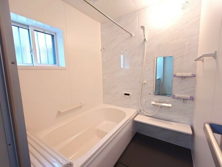 浴室 【東松山市砂田町D号棟　浴室】新しい住まいに希望する方が多い浴室換気暖房乾燥機が初めからついています。快適なバスライフと浴室の有効活用をお手伝いします。
