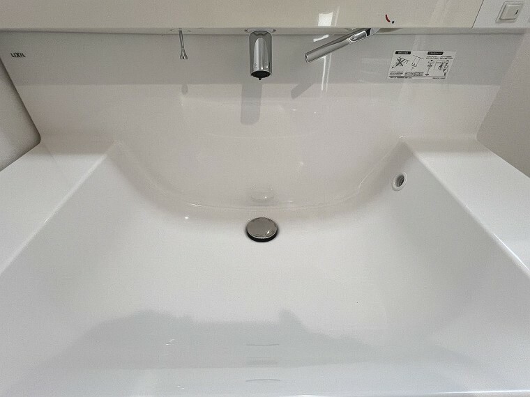 洗面化粧台 お掃除しやすい継ぎ目のない一体型カウンター、シングルレバーシャワー付き。