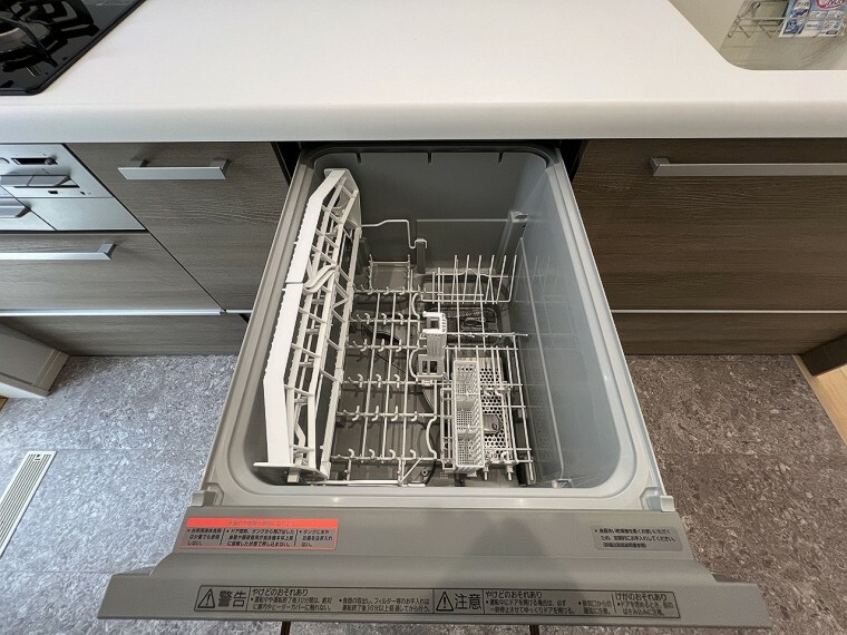 キッチン 家事時短をサポートしてくれる食洗機。手荒れ防止や、高温洗浄・乾燥で衛生面でも一役買ってくれます
