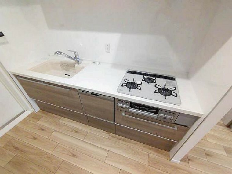キッチン 深型シンク、グリル、食洗機。設備充実のキッチン