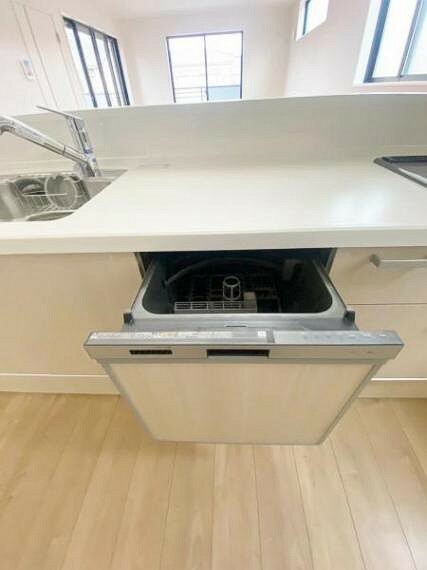 キッチン 手間・時間をかけず、効率よく食器類を洗浄 家事の時間を大幅に短縮出来ます！ かつ節水効果にも優れた食洗機を標準装備。スライド式なので場所も取りません。