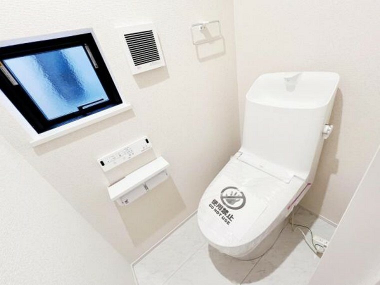 快適に使用できる温水洗浄便座付きトイレです。こまめな換気が可能な小窓があります。