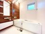 浴室 窓があり、気になる湿気の換気が可能です。シャンプー等を置くことができる棚が設けられております。
