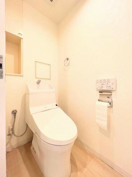 【トイレ】清潔感のある白を基調とした落ち着ける空間