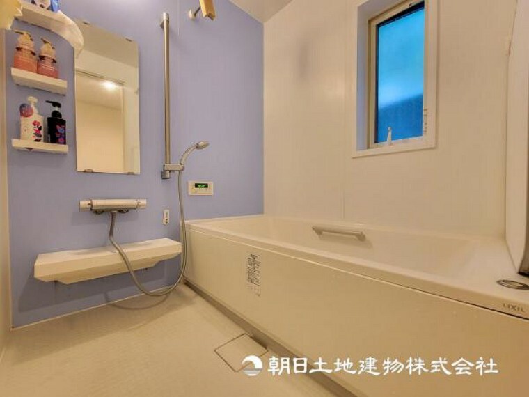 浴室 【浴室】浴槽も低くなっているのでまたぎやすく、幅広い年齢の人に使いやすい優しいシステムバスです