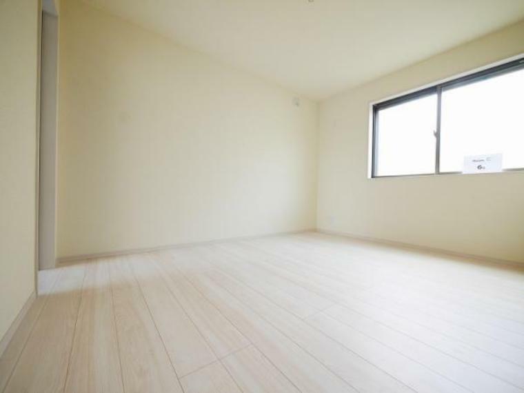 【収納豊富な居室】　<BR/>1号棟6.5帖洋室は収納スペースが充実したお部屋です。