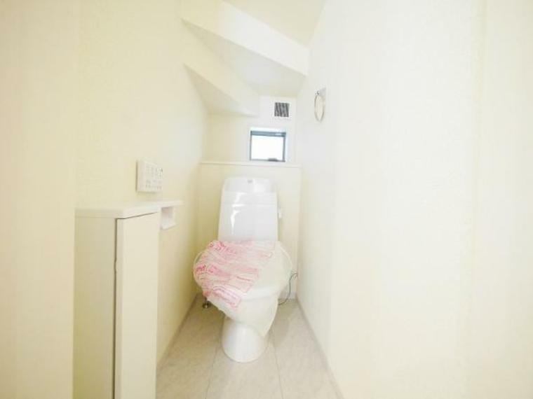 【通気性の良いトイレ】　<BR/>1号棟1階トイレには窓があり、空気の循環ができます。