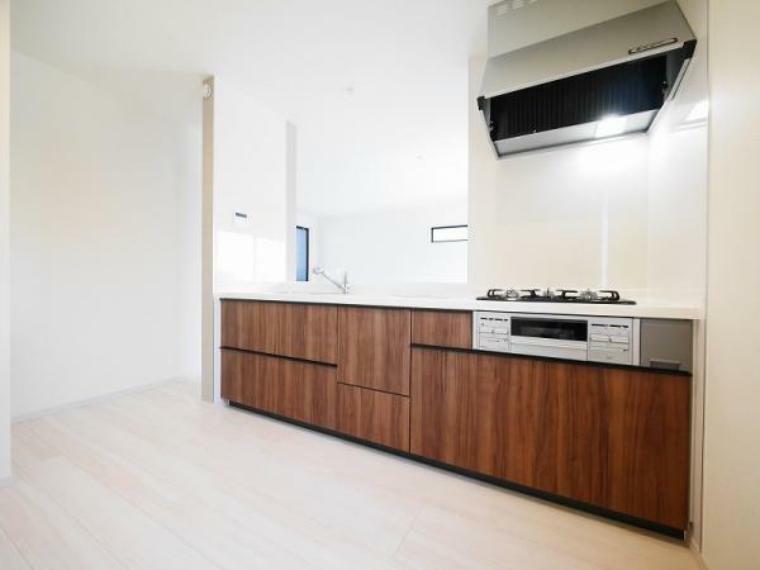 キッチン 【広々キッチン】　 3号棟キッチンは冷蔵庫や食器棚等を置いてもゆとりのある空間です。