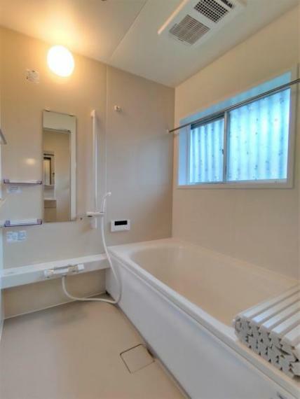 浴室 【リフォーム済】ハウステック製の新品のユニットバスに交換しました。1坪の大きさで大人でも足を伸ばしてお湯につかれます。毎日の疲れを癒すことが出来ますね。