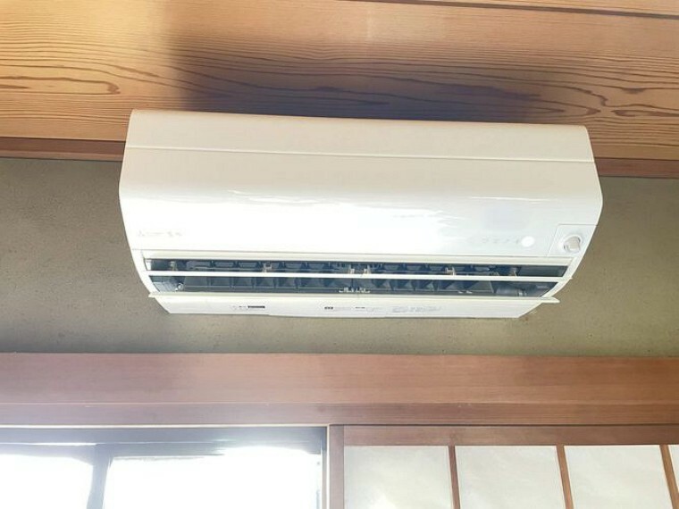 部屋全体を暖めることができ、燃焼を伴わないため、部屋の空気をクリーンに保つことができます。エアコン本体が設置済の為、すぐに入居もでき、設置工事費用等が掛からないので経済的にもメリットがあります。