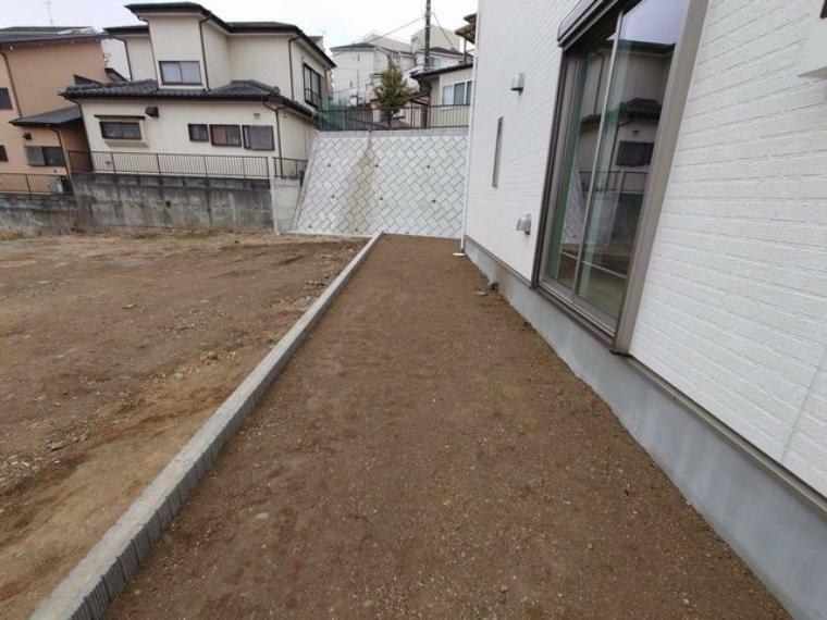 庭 庭があることでガーデニングや家庭菜園はもちろん、こどもの遊び場やペットを放して遊ぶことができます。また、家の周囲に余裕があるということです。隣地との間があれば、十分な日当たりと、風通しが確保できます。