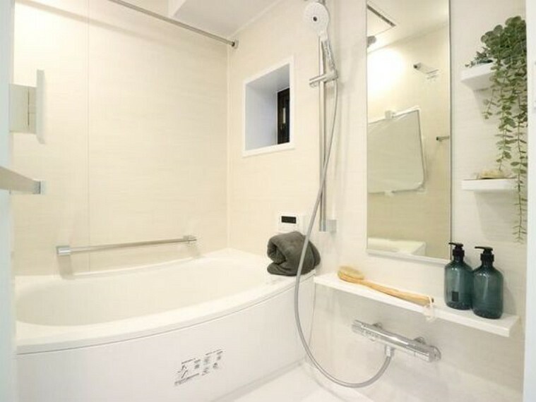 浴室 美しいツヤとなめらかな肌ざわり。水や汚れをはじき汚れにくくお掃除ラクラクの浴槽です。