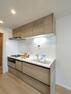 キッチン ・キッチン 　省スペースな壁付けタイプ、収納も充実したシステムキッチンです。