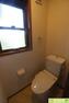 トイレ 2階トイレです。自然換気ができる小窓から自然な光が射し込みます。（2024年1月撮影）