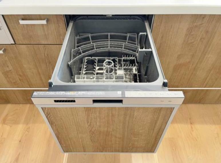 手間・時間をかけず、効率よく食器類を洗浄 家事の時間を大幅に短縮出来ます。<BR/>かつ節水効果にも優れた食洗機を標準装備。スライド式なので場所も取りません。