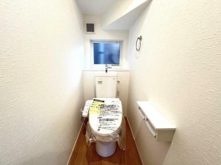 トイレ 清潔感のある窓付きのトイレスペースです。