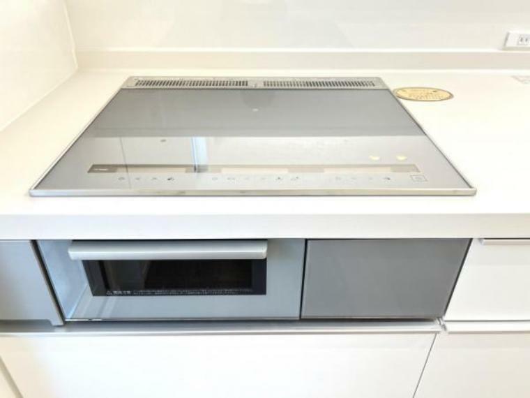 キッチン 同時調理可能なIH製3口コンロです。換気扇が備わっています。 オール電化でエコライフが可能です。