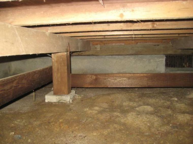 中古住宅の3大リスクである、雨漏り、主要構造部分の欠陥や腐食、給排水管の漏水や故障を2年間保証します。その前提で床下まで確認の上でリフォームし、シロアリの被害調査と防除工事もおこないます。