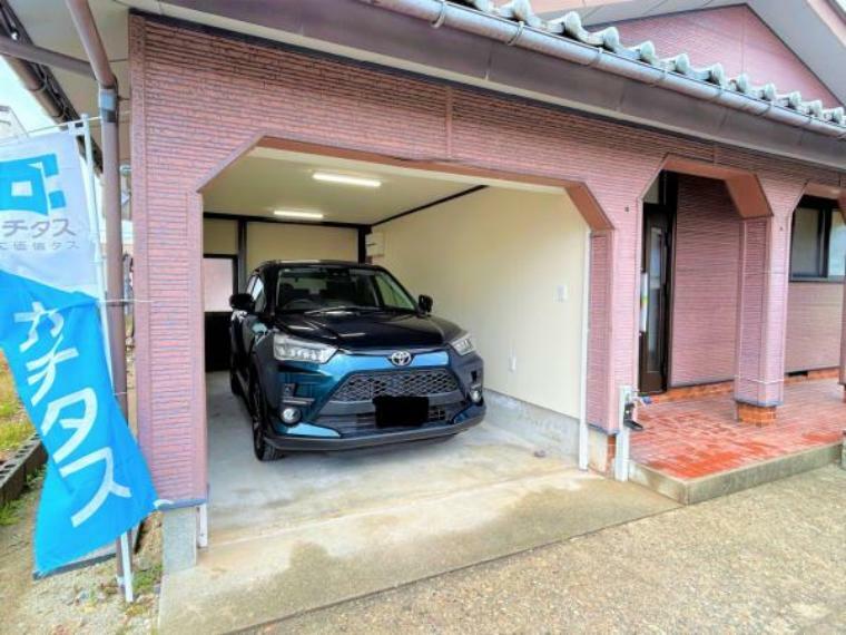 駐車場 【リフォーム済】車庫の写真です。シャッターは撤去し、内壁や天井は塗装を実施しました。雨の日もぬれずに乗降車できるのが便利ですね。