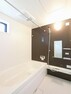 浴室 落ち着きのあるツートンの壁色やストレートタイプの浴槽、換気乾燥暖房機など快適なバスタイムを過ごせます。