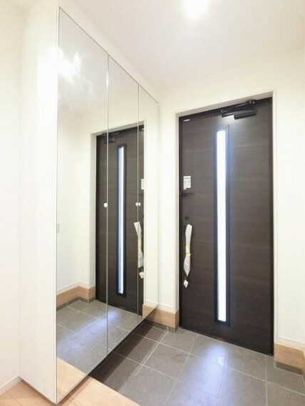 玄関 収納豊富なシューズクローゼットもあり、真っ白で清潔感のある玄関。