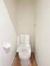 トイレ トイレは、洗浄機能を標準完備、清潔な空間が印象的です。