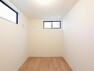 収納 1階　5.5帖の納戸　収納スペースも確保し、利便性ある空間。