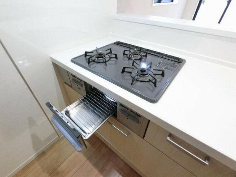 キッチン ビルトインガスコンロは様々な料理が作れる便利な専用調理器が充実。グリル調理やお手入れにかける時間と手間を大幅に減らすことができます。