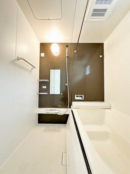 浴室 落ち着いた色調で統一された、清潔感ただよう浴室は、寛ぎの時間をさらに心地良いものに演出してくれます。