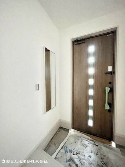 玄関 玄関には備え付けの鏡がついていて、お出かけ前の身だしなみチェックができて便利な設備です。
