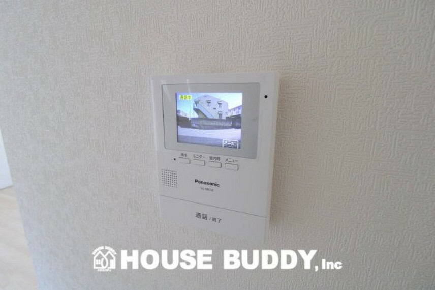 TVモニター付きインターフォン 来客時にカラー画像で確認が出来る「見える安心」を形にモニター付きインターホンを設置。家事導線を考慮した個所に設置し、夜間でもLEDライトでくっきりと映ります。