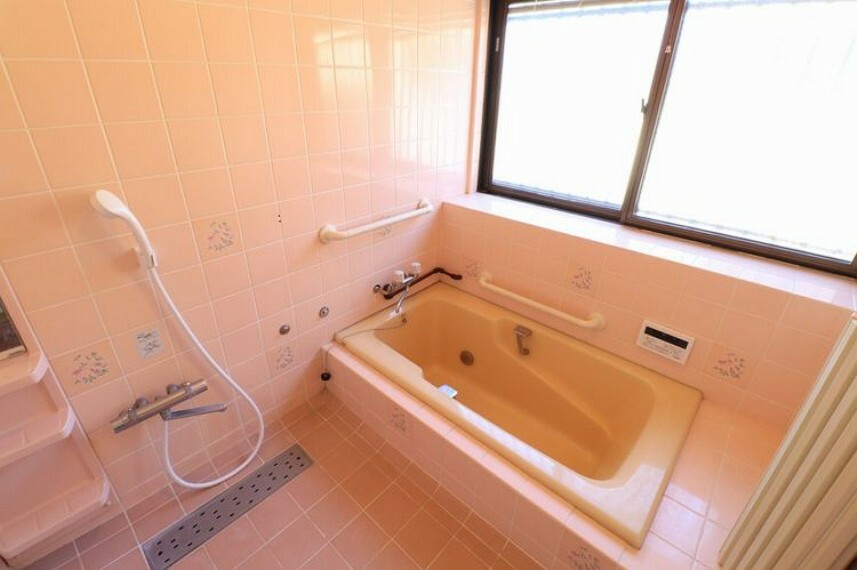 【浴室】洗い場が広いタイプの浴室。ゆったりと体を洗えます！