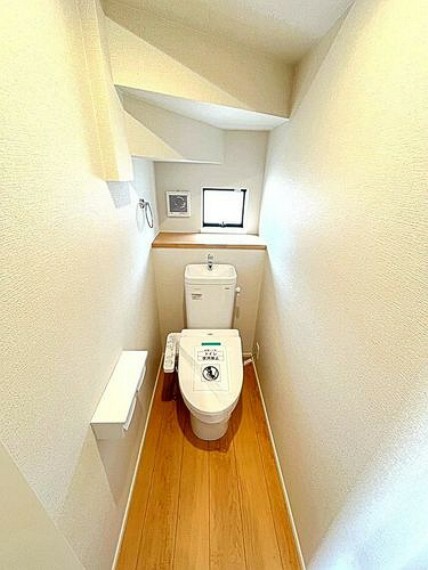 トイレ 1階トイレリフトアップもボタン一つでできるので隙間のお掃除もしやすくなっています。1階と2階の2カ所あるとトイレ待ちの心配もありません。
