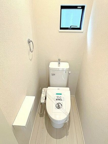 トイレ 1階トイレリフトアップもボタン一つでできるので隙間のお掃除もしやすくなっています。1階と2階の2カ所あるとトイレ待ちの心配もありません。