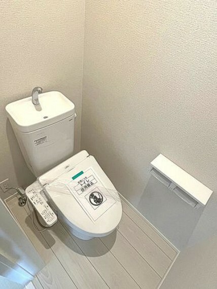 トイレ 2階暖房便座付きシャワートイレ1階、2階どちらにも節水省エネ仕様のシャワートイレを採用しています。バリアフリーに配慮して便座から立ち上がりやすくする手すり、タオル掛けも設けています。